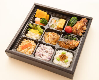 10.三種のごはんと鯖焼き・鶏唐揚げ幕の内仕出し弁当