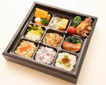 16.三種のごはんと赤魚の照り焼き・鶏唐揚げ幕の内仕出し弁当