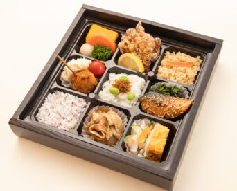 18.三種のごはんとまぐろカツ・鯖の南部焼き幕の内仕出し弁当