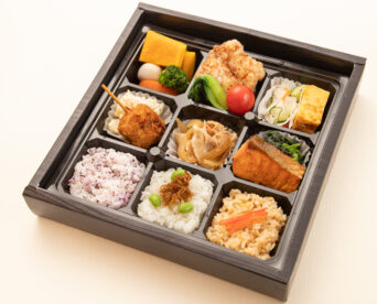 17.三種のごはんとまぐろカツ・鮭の幽庵焼き幕の内仕出し弁当