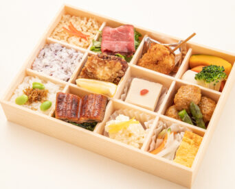 29.三種のごはんとローストビーフ・鰻かば焼きのプレミアム旬菜12枡仕出し弁当
