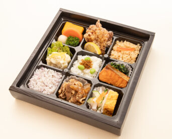 22.三種のごはんと牛すき煮・鮭の幽庵焼き幕の内仕出し弁当