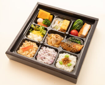 14.三種のごはんと鯖の南部焼き・チキンカツ幕の内仕出し弁当