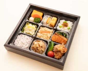 12.三種のごはんと鮭の幽庵焼き・鶏唐揚げ幕の内仕出し弁当