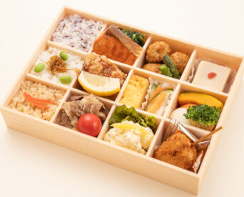 01.三種のごはんと牛すき煮・鮭幽庵焼き12枡仕出し弁当