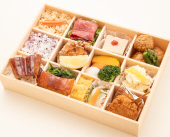 32.鰻ごはんとローストビーフのプレミアム旬菜12枡仕出し弁当