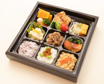 21.三種のごはんと牛すき煮・赤魚の照り焼き幕の内仕出し弁当