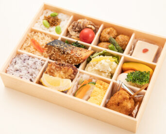 02.三種のごはんと牛すき煮・鯖南部焼き12枡仕出し弁当