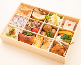 33.三種のごはんと牛すき煮・赤魚照り焼き12枡仕出し弁当