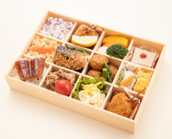 30.鰻ごはんと牛すき煮・まぐろカツのプレミアム旬菜12枡仕出し弁当
