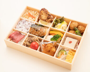 25.ローストビーフごはんと牛すき煮・まぐろカツのプレミアム旬菜12枡仕出し弁当