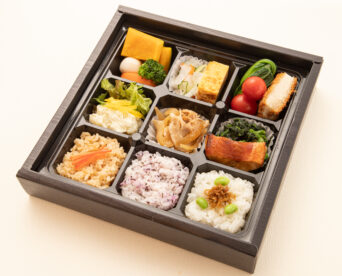 15.三種のごはんと赤魚の照り焼き・チキンカツ幕の内仕出し弁当