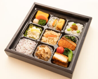 13.三種のごはんと鮭の幽庵焼き・チキンカツ幕の内仕出し弁当