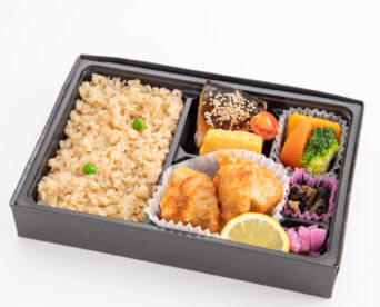 04.鯛出汁ごはんと鯖焼き・鶏唐揚げ幕の内仕出し弁当