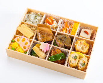 74.【春限定！】三種の春色ごはんと房総豚のふき味噌焼き・ホタテクリームコロッケ・ササミの彩りフライ12枡仕出し弁当