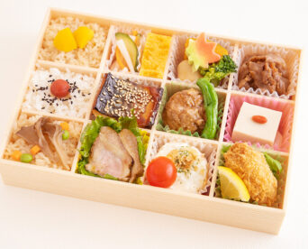 81.【秋限定！】秋満開の炊き込みご飯とローストポークが入った12枡仕出し弁当