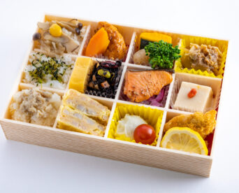 81.【秋限定】三種のご飯と秋鮭照り焼き・カキフライ・蓮根はさみ揚げの12升仕出し弁当【9/1配達分から】