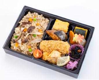 82.【冬限定！】鯛出汁きのこご飯と鰤照り焼き・蟹クリームコロッケ幕の内弁当