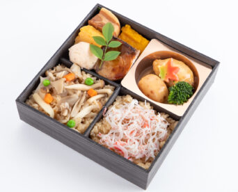 93.【冬限定！】ズワイ蟹入り炊き込みご飯とブリ照り焼き冬の旬彩四升仕出し弁当