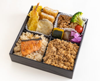 123.鶏そぼろごはんと海老天ぷら・チキンカツ入り4升仕出し弁当