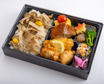 79.【秋限定】旬のきのこご飯と赤魚照り焼き・カキフライの仕出し弁当【9/1配達分から】